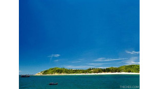 Đảo hòn Chùa với ghềnh rạng san hô với nhiều màu sắc sặc sỡ, thích hợp cho cua và tôm hùm ẩn trú.